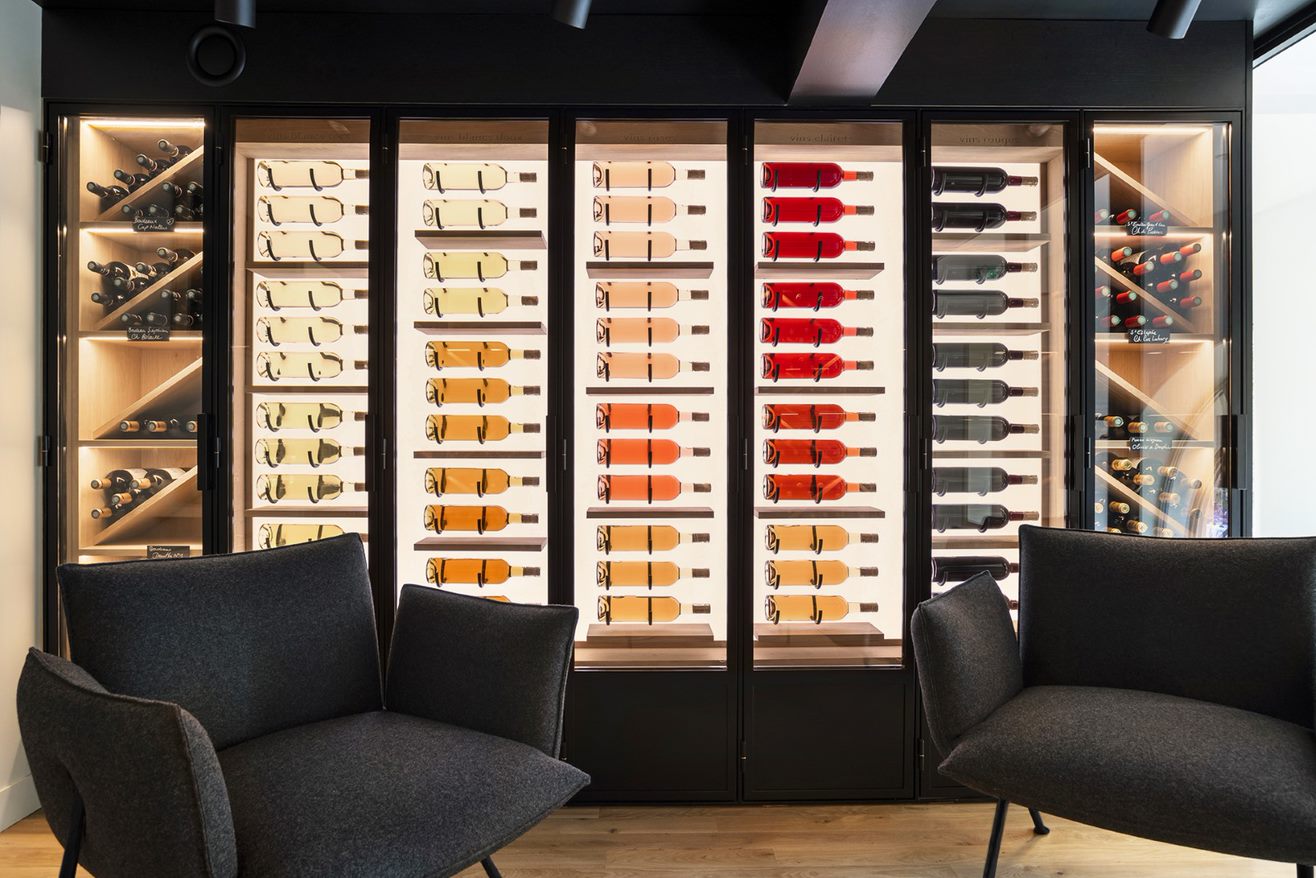 École du Vin de Bordeaux : mise en valeur des bouteilles
