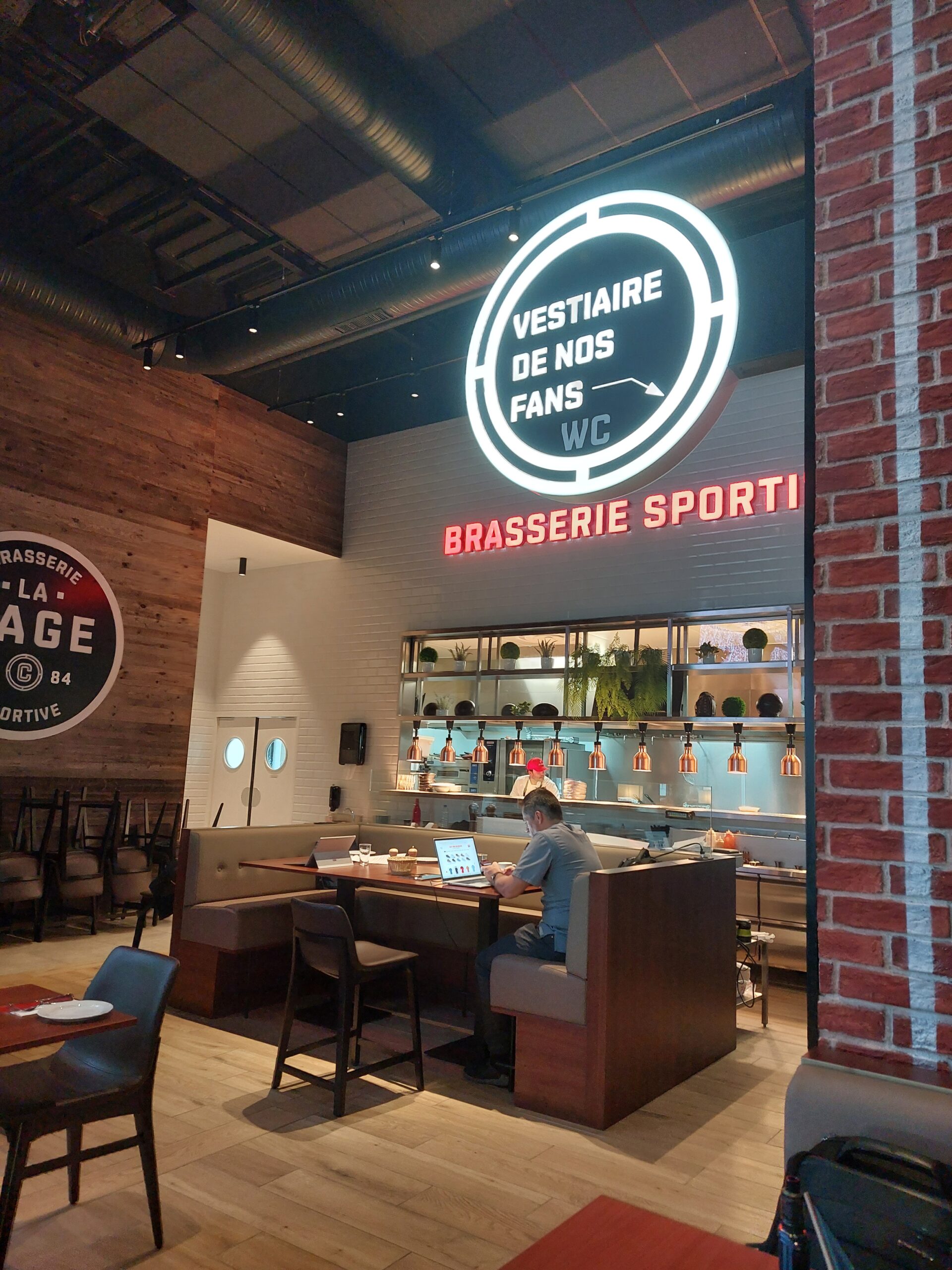 Brasserie La Cage à Bègles : suspensions au-dessus du bar et éclairage de salle