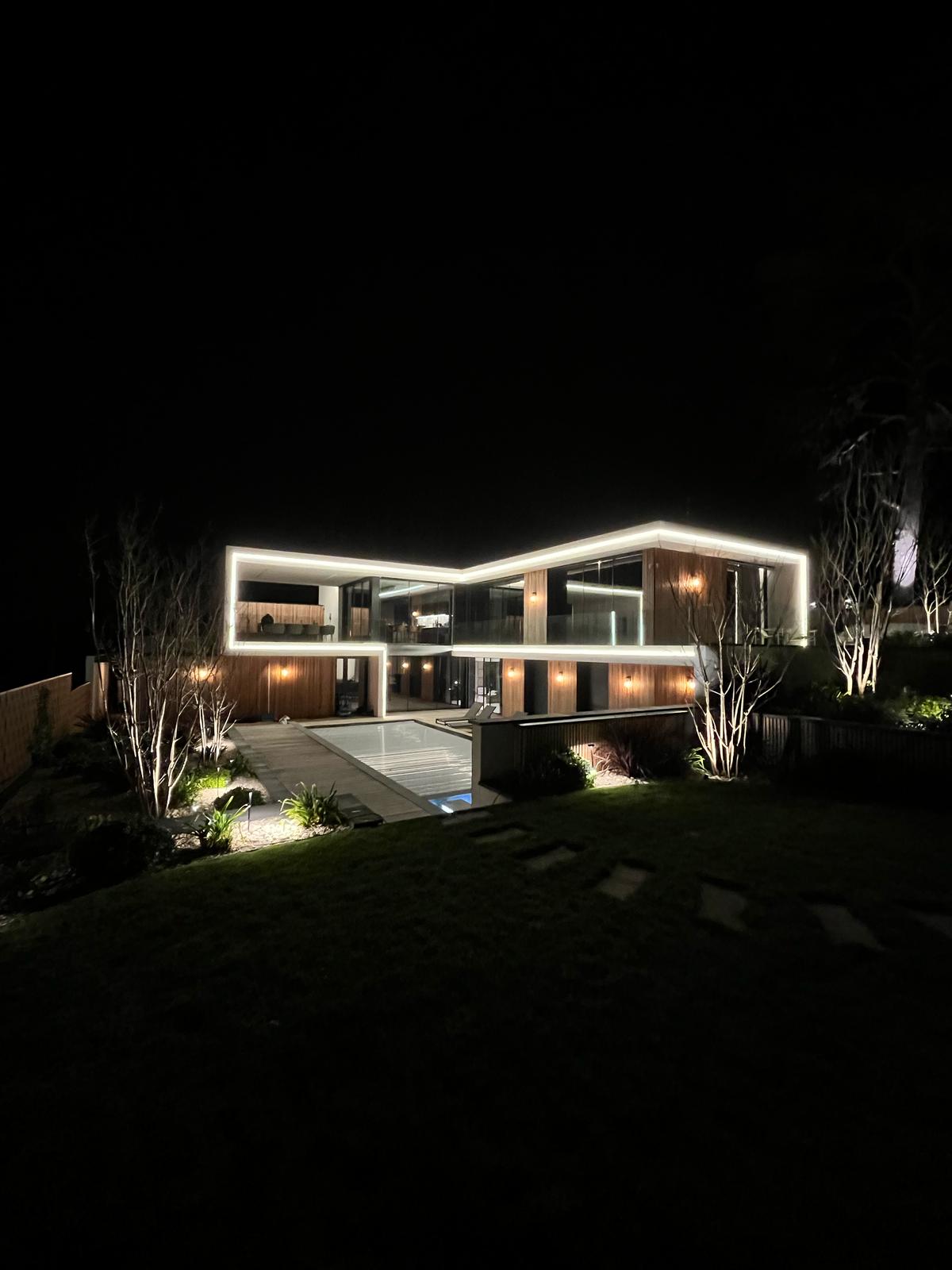 Éclairage extérieur d'une villa haut de gamme de nuit